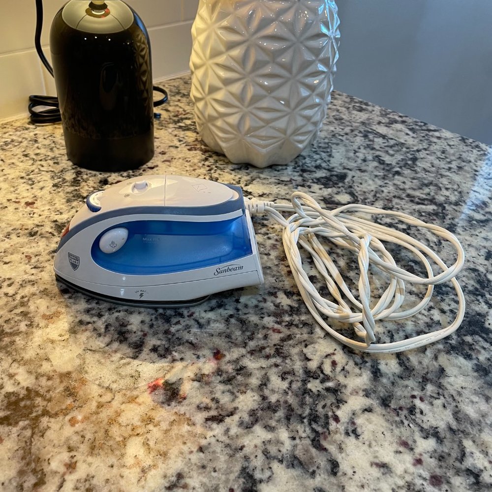 Sunbeam Hot-2-Trot Travel Compact Steam Iron Non-Stick 800 Watt - Picture 4 of 10